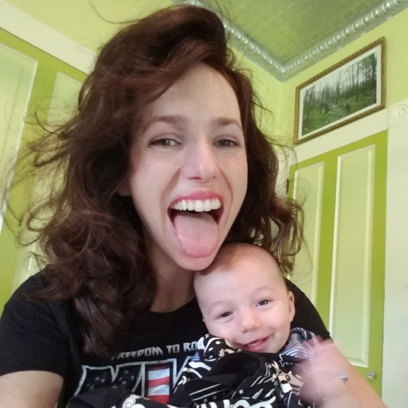 Meet your Posher, Amanda - Picture 1 of 5